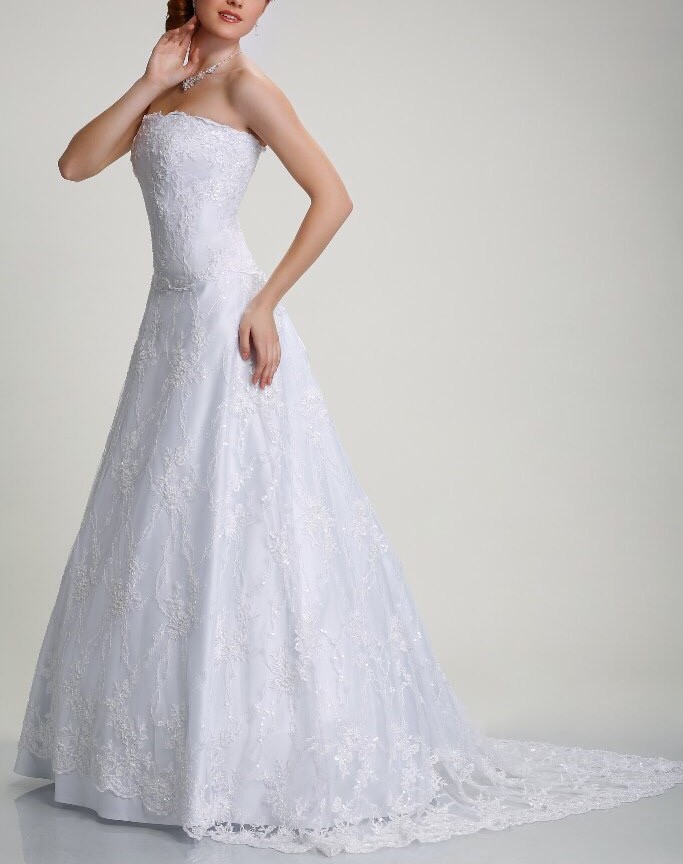 Изображение Кружевное белое свадебное платье со шлейфом Лилия