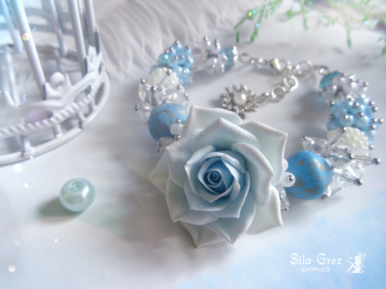 Изображение Нежный браслет с голубой розой ручной работы и сотней жемчужных бусинок