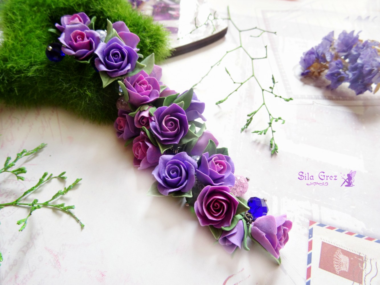 Изображение Браслет с яркими фиолетовыми розами из полимерной глины