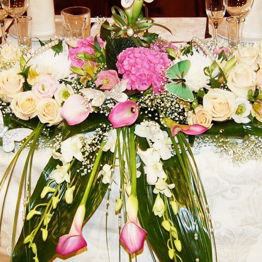 Изображение цветы на свадебном столе