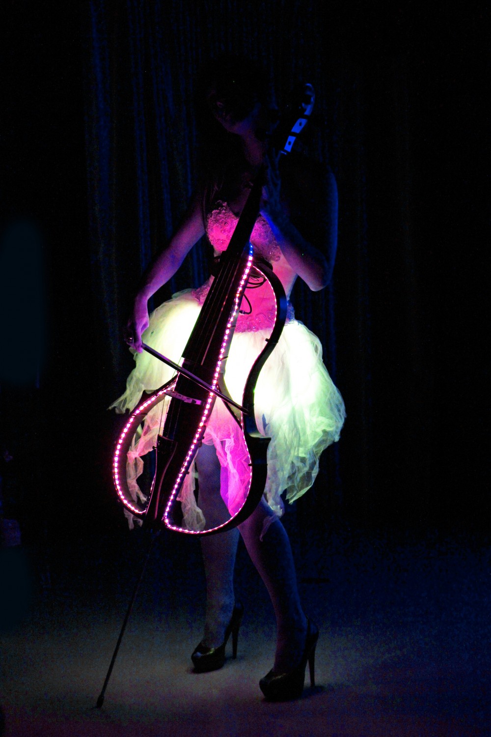 Изображение виолончель, виолончелистка, музыканты, электро виолончель, электро виолончелистка, световое шоу, ViolonCello Project