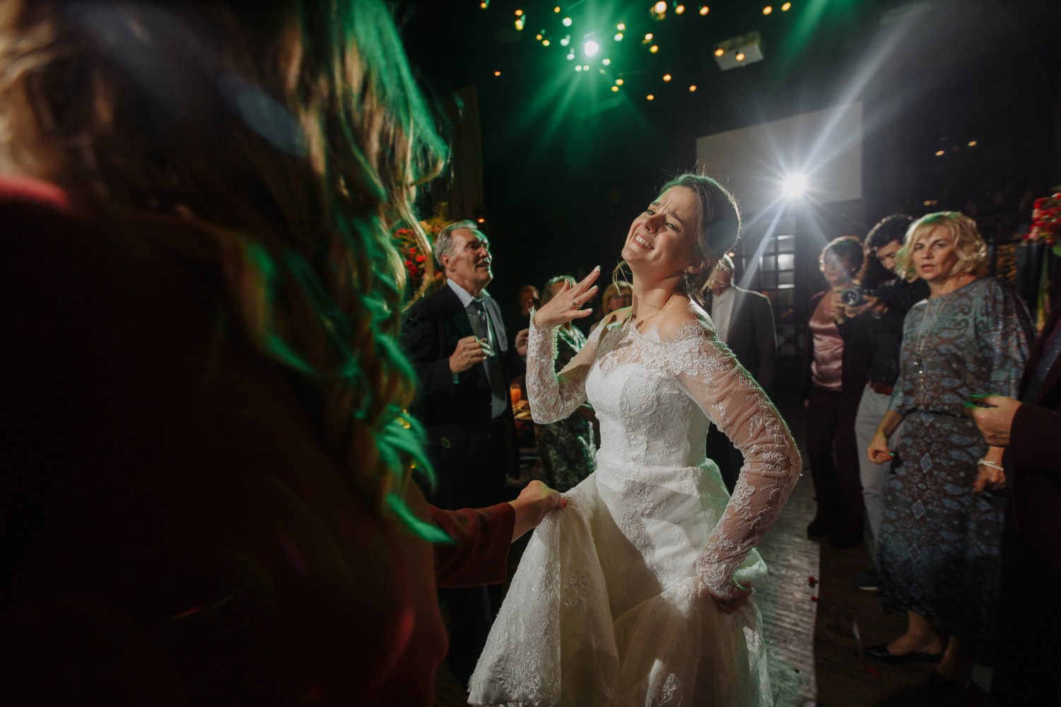Изображение Невеста на танцполе, рок-группа зажигает