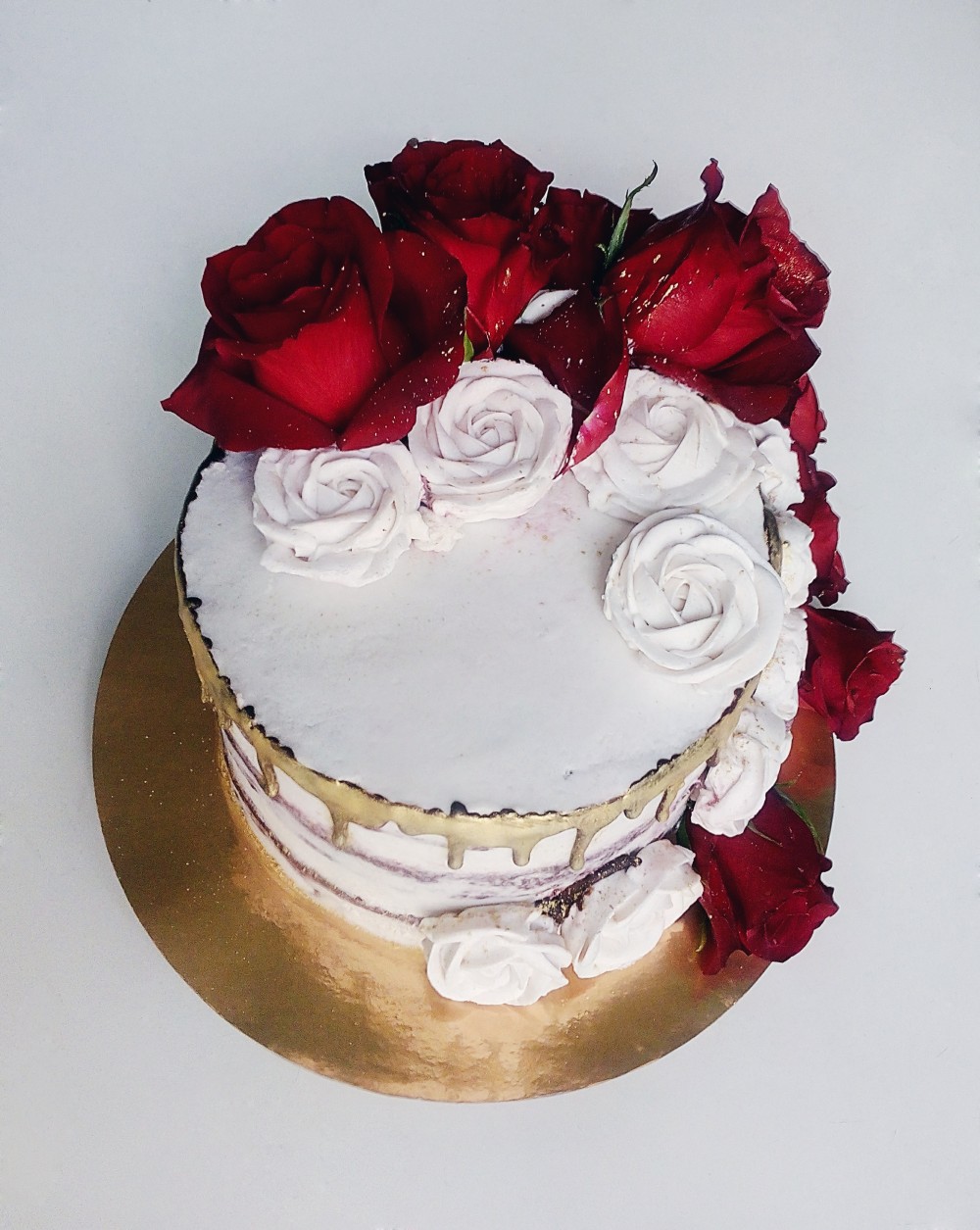 Изображение Торт с живыми и кремовыми розами