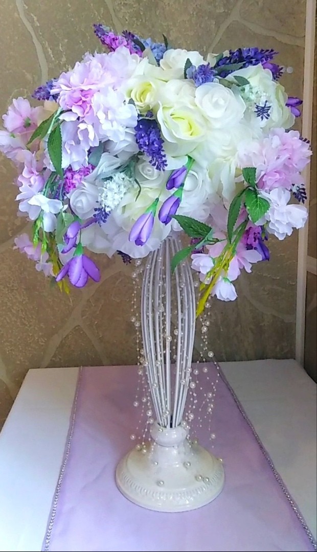 Изображение Цветочная стойка на гостевые столы в сиреневом цвете
