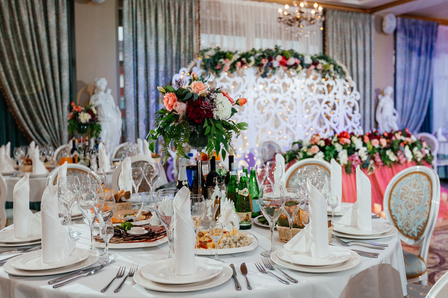 Изображение Цветочные композиции и номерки на столах гостей