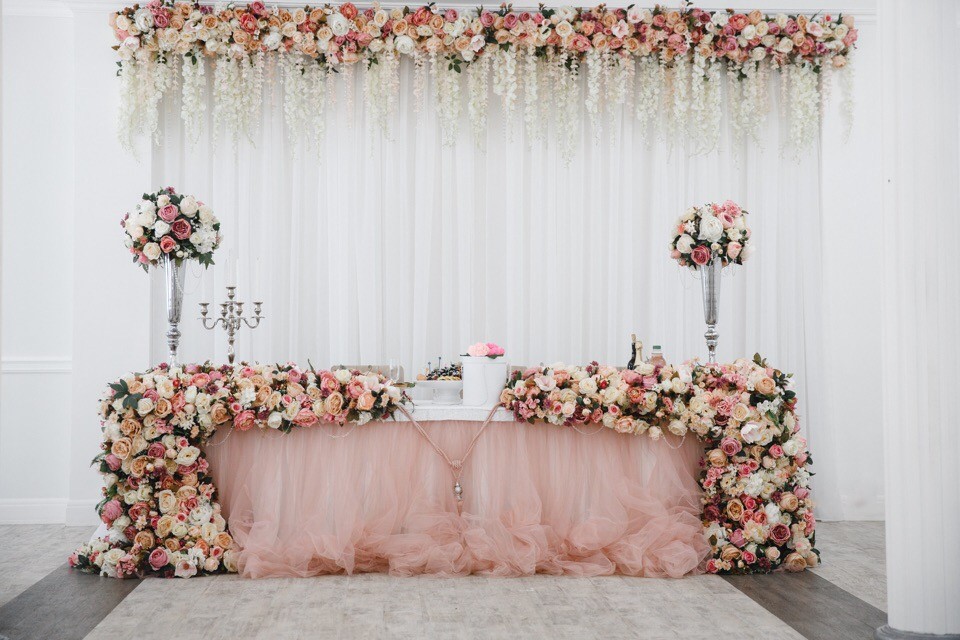 Изображение Серебряный зал, украшенный в пастельно розовых тонах
