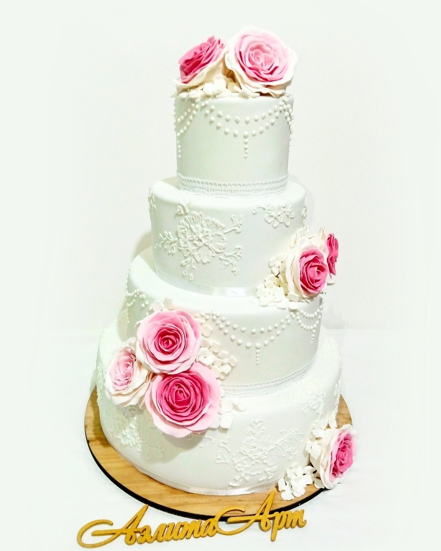 Изображение 4тырех ярусный торт с цветами