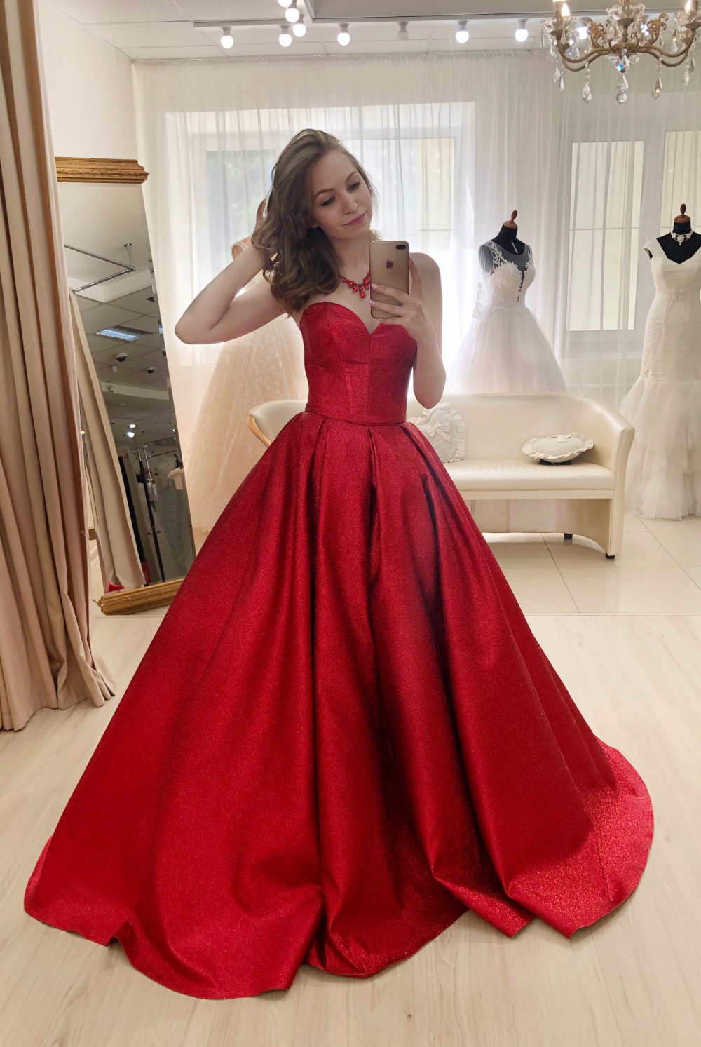 Изображение красное платье