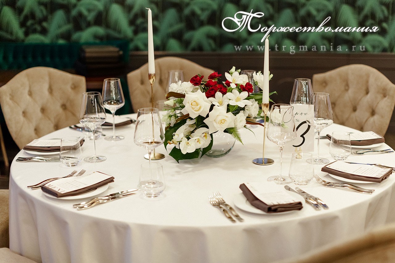 Изображение свадебная сервировка стола  в ресторане Laardo в Санкт-Петербурге, набережная канала Грибоедова д. 133, оформление зала на свадьбу от студии декора Торжествомания