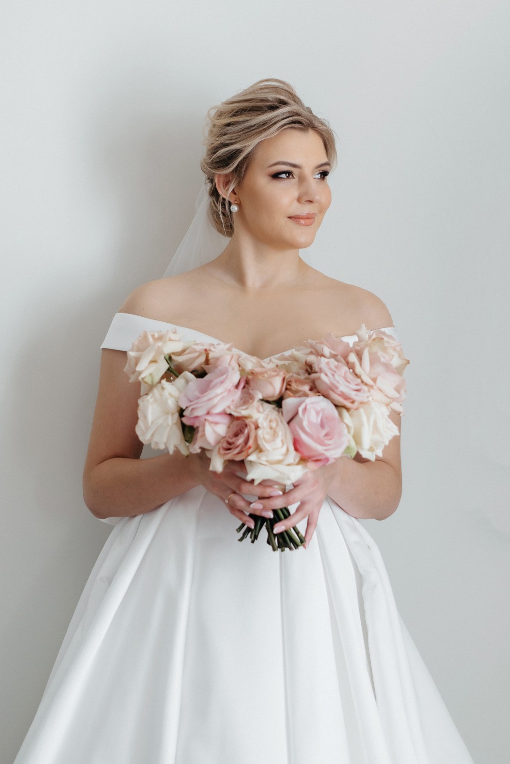 Изображение Моно-букет невесты из роз разных сортов
