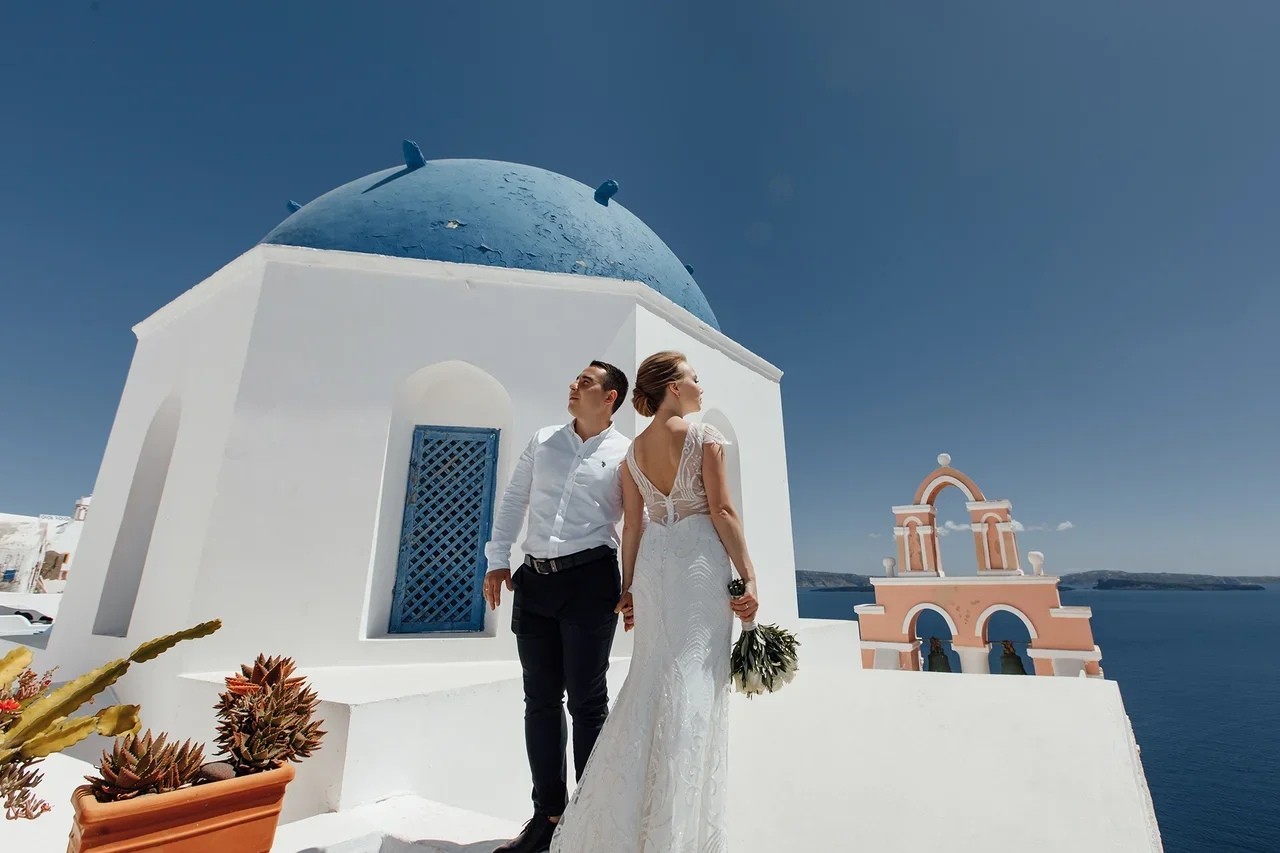 Изображение Трогательная свадьба Алексея и Анастасии на острове Санторини в Греции