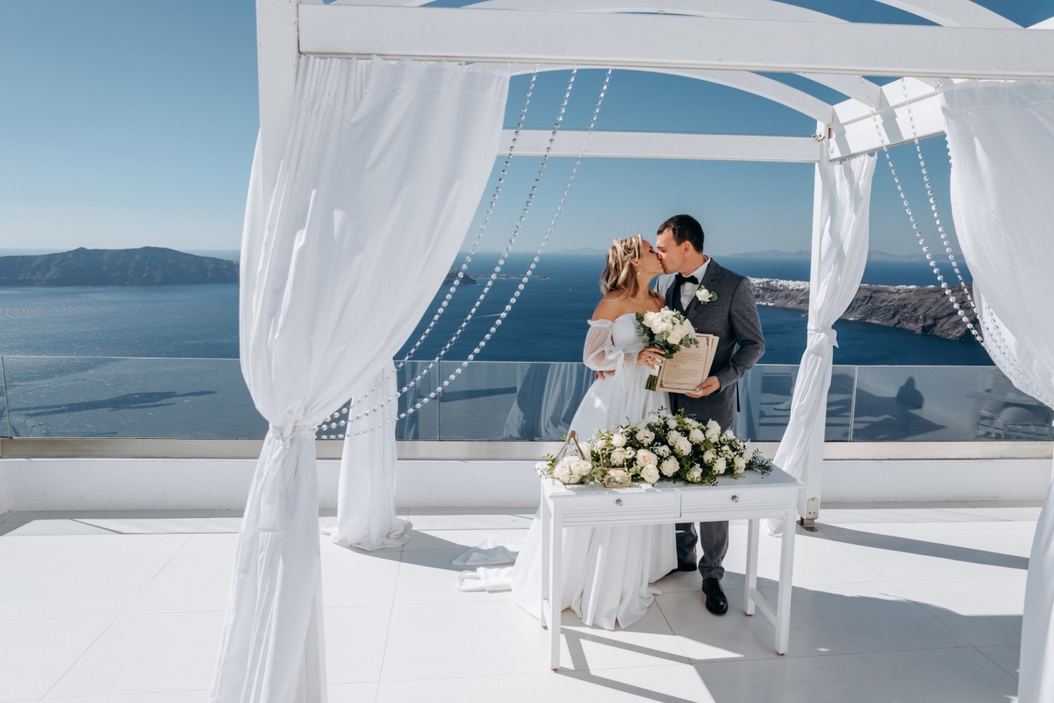 Изображение Ирина и Виталий. Нереально красивая свадьба на острове Санторини в Греции