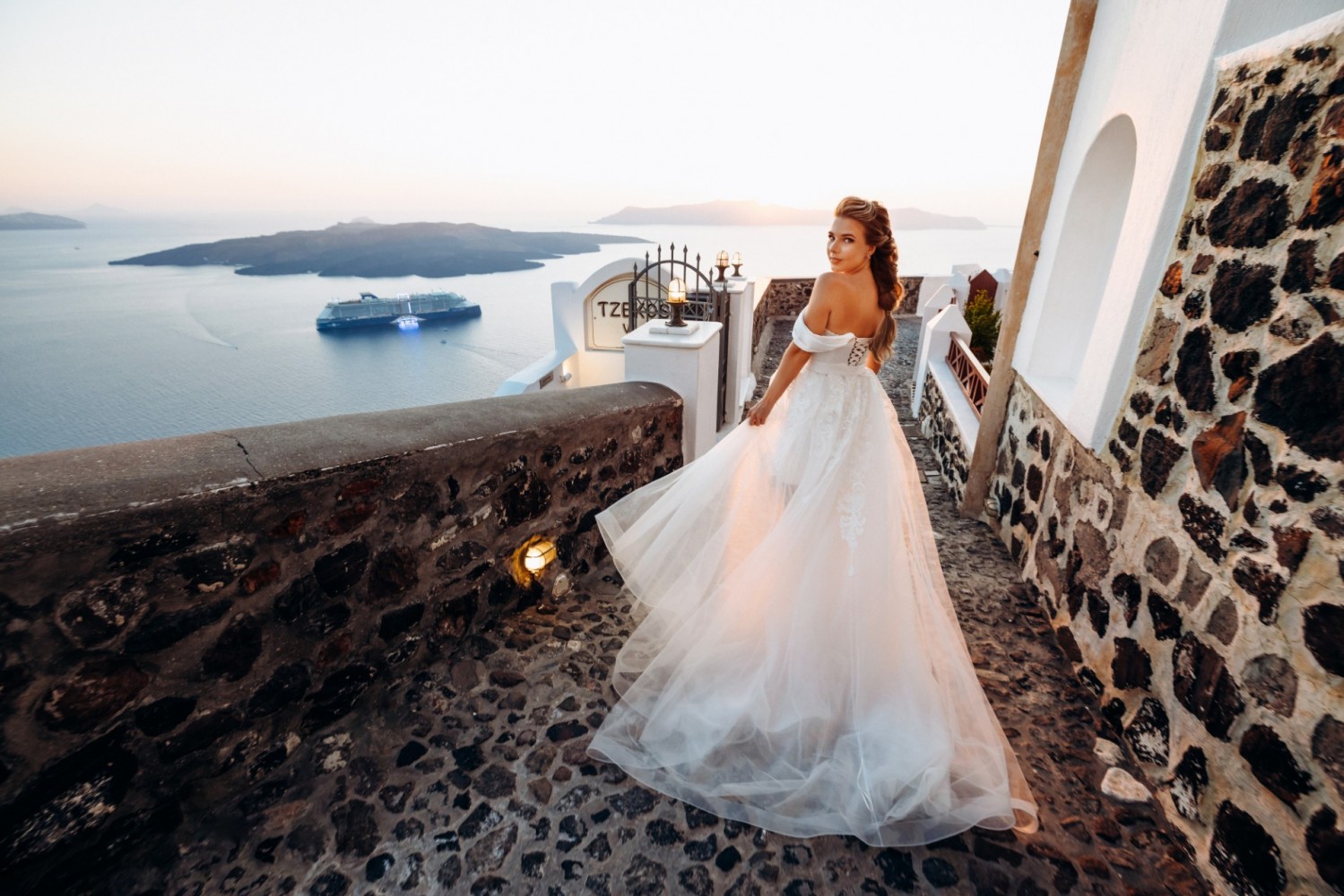 Изображение Очаровательные Лиза и Дмитрий. Свадьба на острове Санторини в Греции