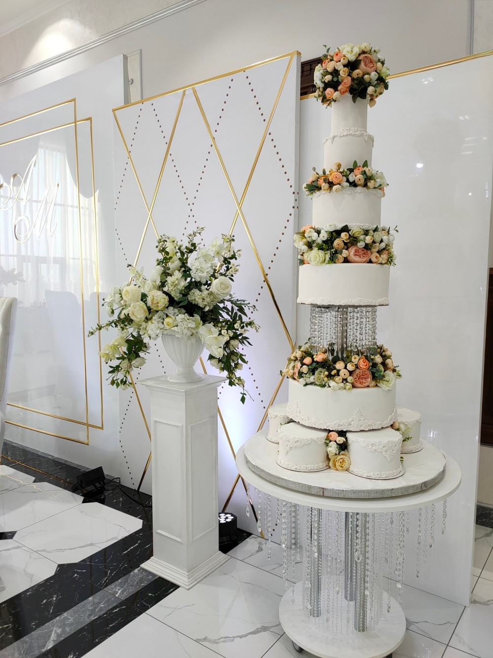 Изображение Стол для свадебного торта