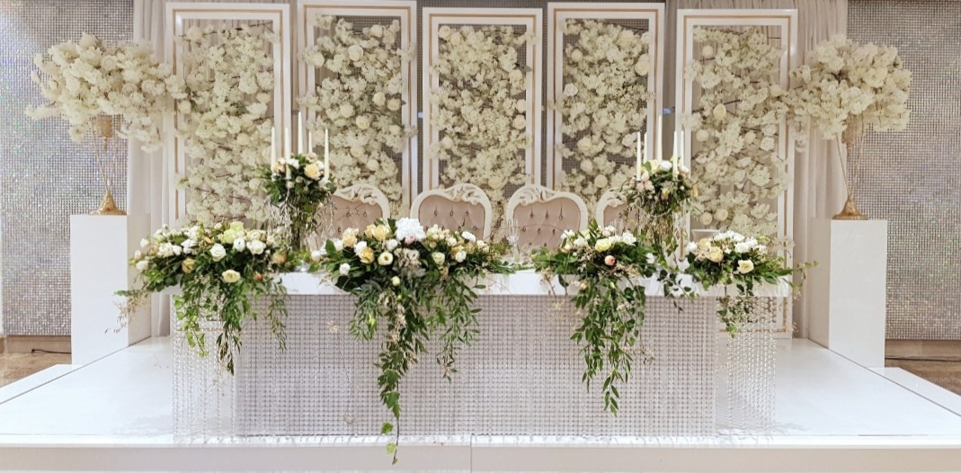 Изображение Ансамбль каскадных букетов в декоре свадебного стола.