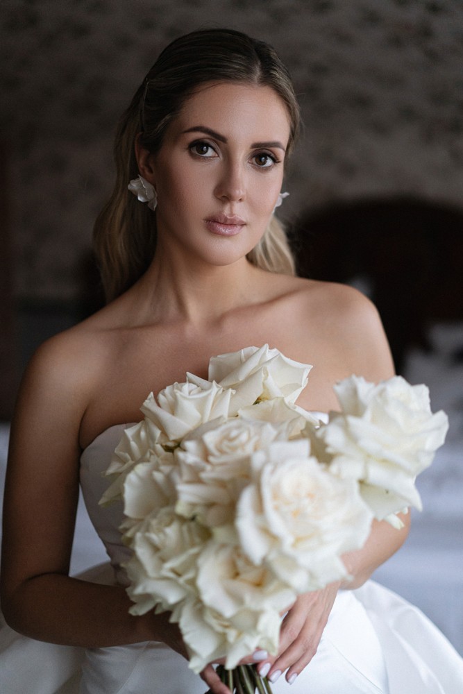 Изображение Моно-букет невесты, из белых роз.
