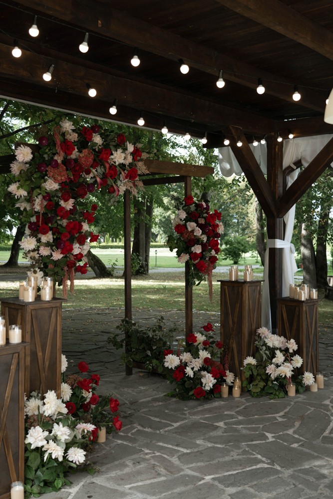 Изображение Свадебная арка в цвете марсала. Ресторан Усадьба, Калининград