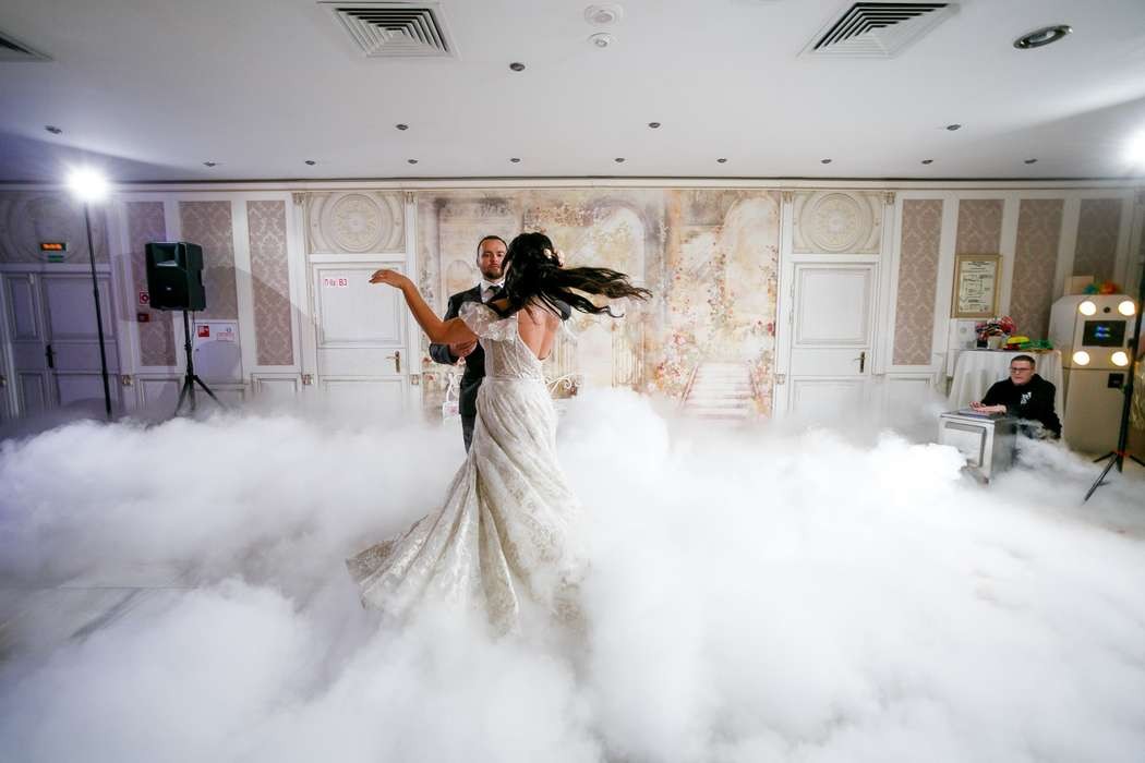 Изображение Тяжелый дым на свадьбу/ постановки свадебного танца в Туле и Тульской области, генератор дыма для свадебного танца, дым-машина