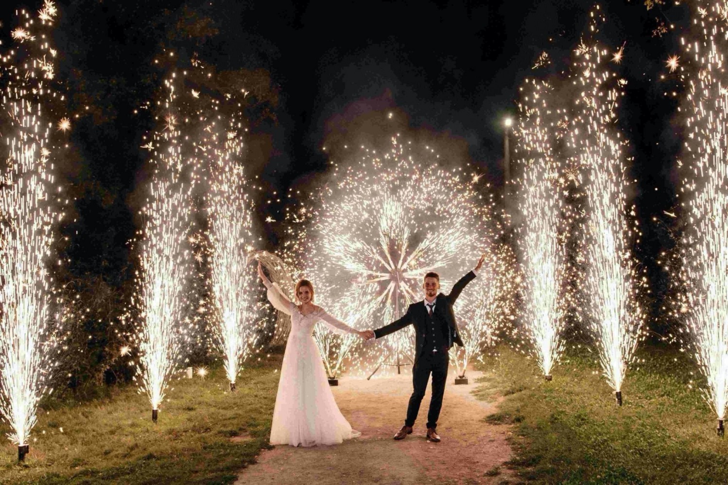 Изображение Холодные фонтаны, вертушки, пиротехнические инициалы молодоженов на свадьбу в Туле и Тульской области