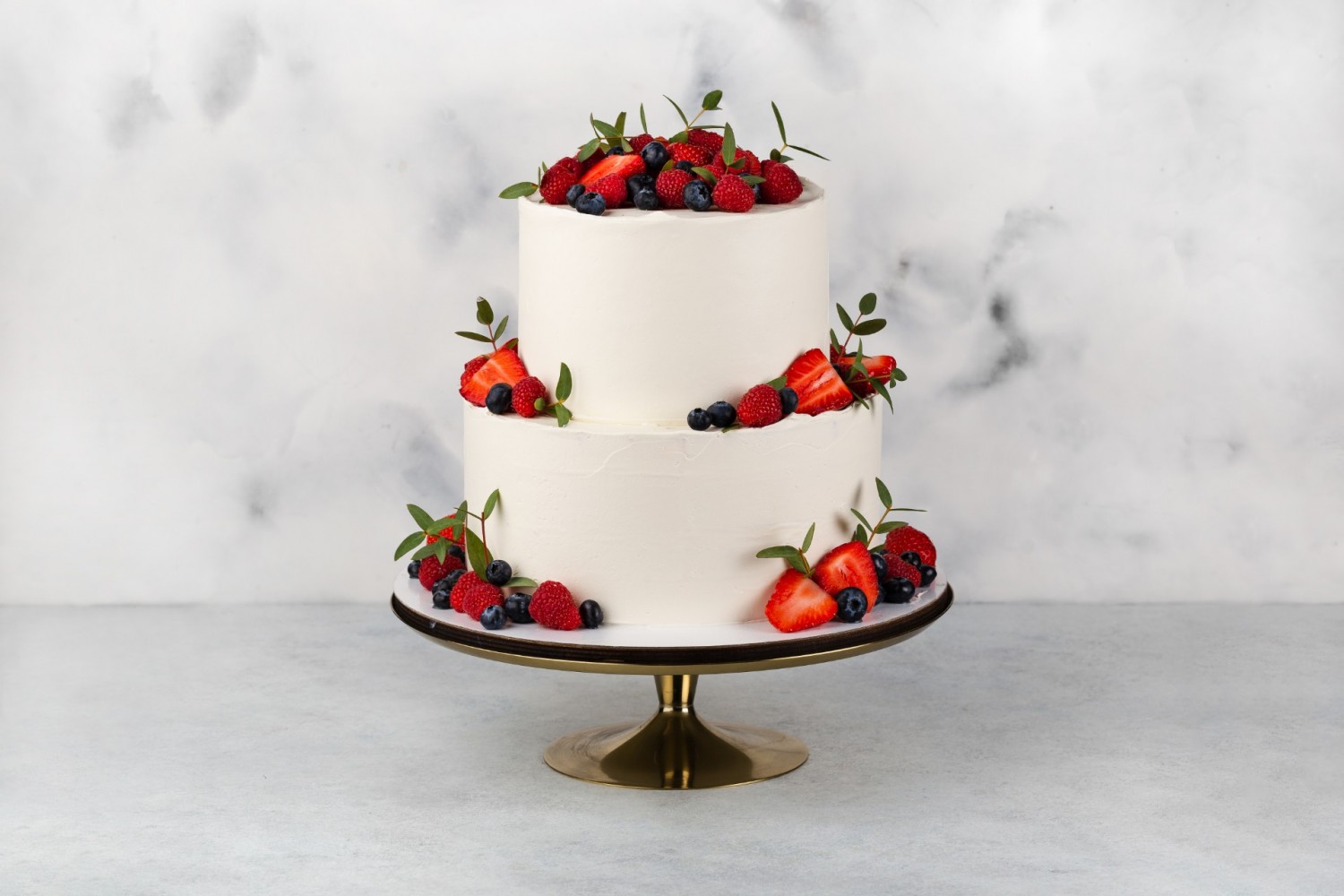 Изображение Двухъярусный торт с ягодами