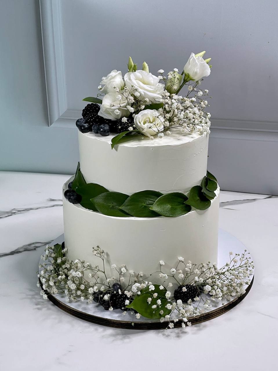Изображение Двухъярусный торт с живыми цветами
