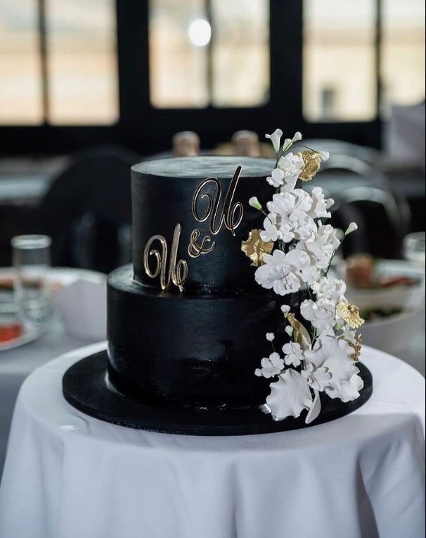 Изображение Двухъярусный черный торт с топпером